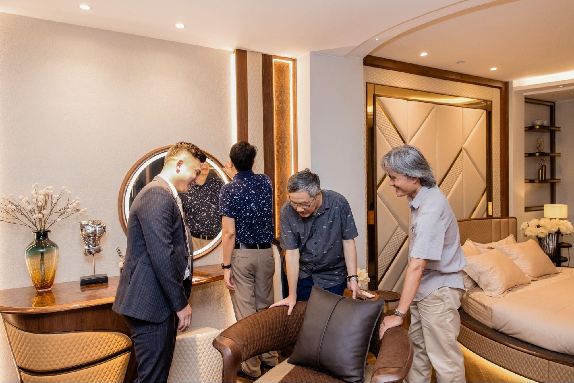 Khách mời thích thú với BST Rolls Collection 2024 mới nhất của Ahome