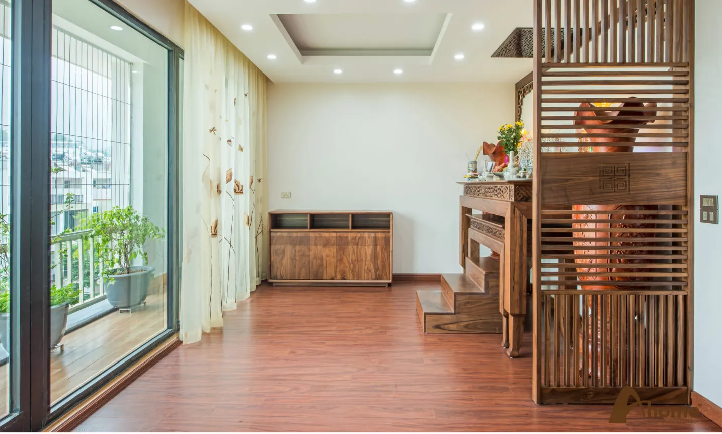 Ban công phòng thờ trang trí bằng cây xanh