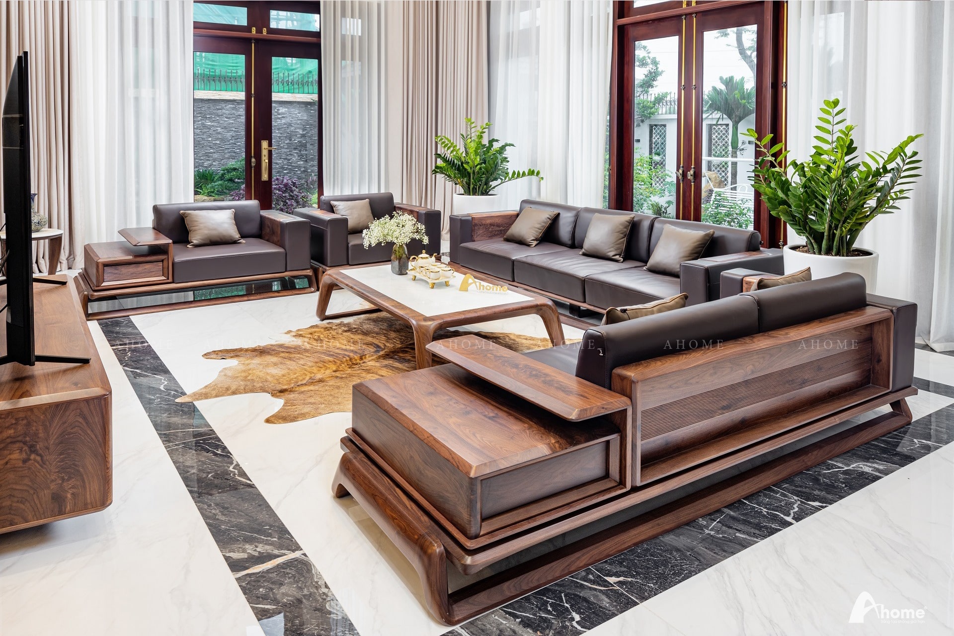 Phòng khách trang trí thêm cây xanh để tăng cường năng lượng tích cực cho người mệnh Mộc