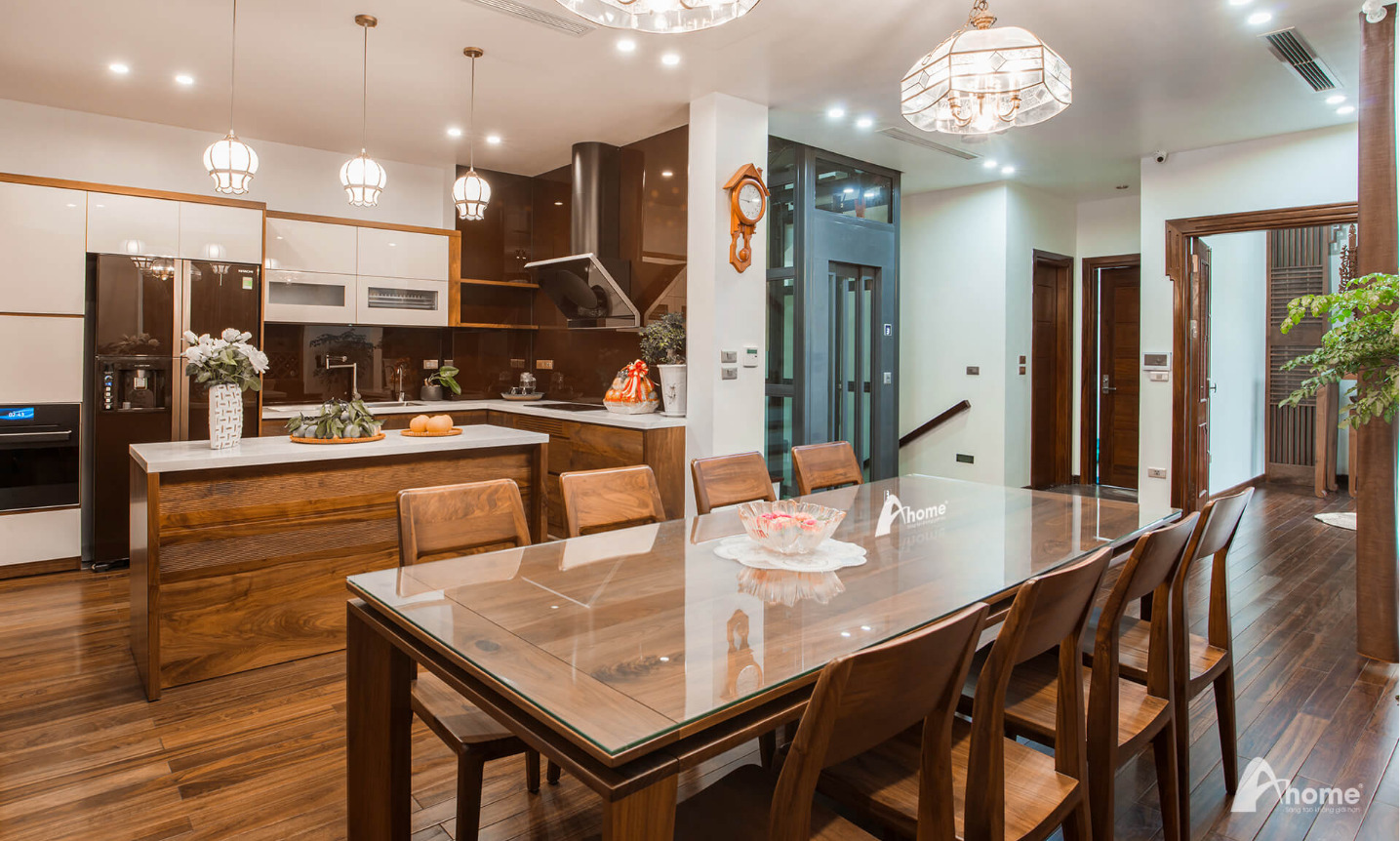 Không gian bếp biệt thự gỗ óc chó Vinhomes Quảng Ninh